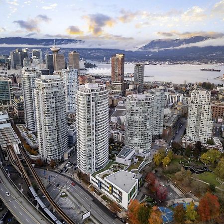 Lovely One-Bedroom Apartment With Pool, Hot Tub, And Gym In The Heart Of Downtown, Skytrain 3Min Away Vancouver Bagian luar foto