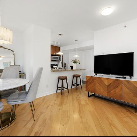 Lovely One-Bedroom Apartment With Pool, Hot Tub, And Gym In The Heart Of Downtown, Skytrain 3Min Away Vancouver Bagian luar foto
