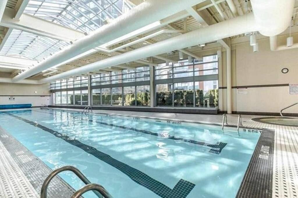 Lovely One-Bedroom Apartment With Pool, Hot Tub, And Gym In The Heart Of Downtown, Skytrain 3Min Away Vancouver Bagian luar foto