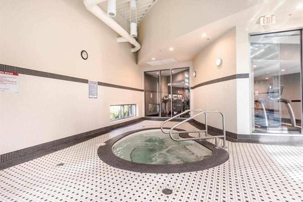Lovely One-Bedroom Apartment With Pool, Hot Tub, And Gym In The Heart Of Downtown, Skytrain 3Min Away Vancouver Bagian luar foto