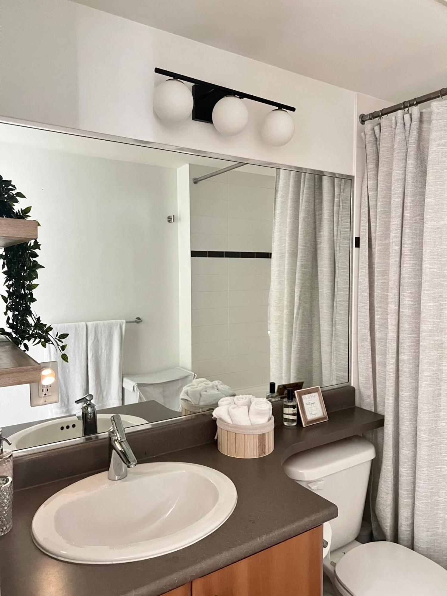 Lovely One-Bedroom Apartment With Pool, Hot Tub, And Gym In The Heart Of Downtown, Skytrain 3Min Away Vancouver Bagian luar foto