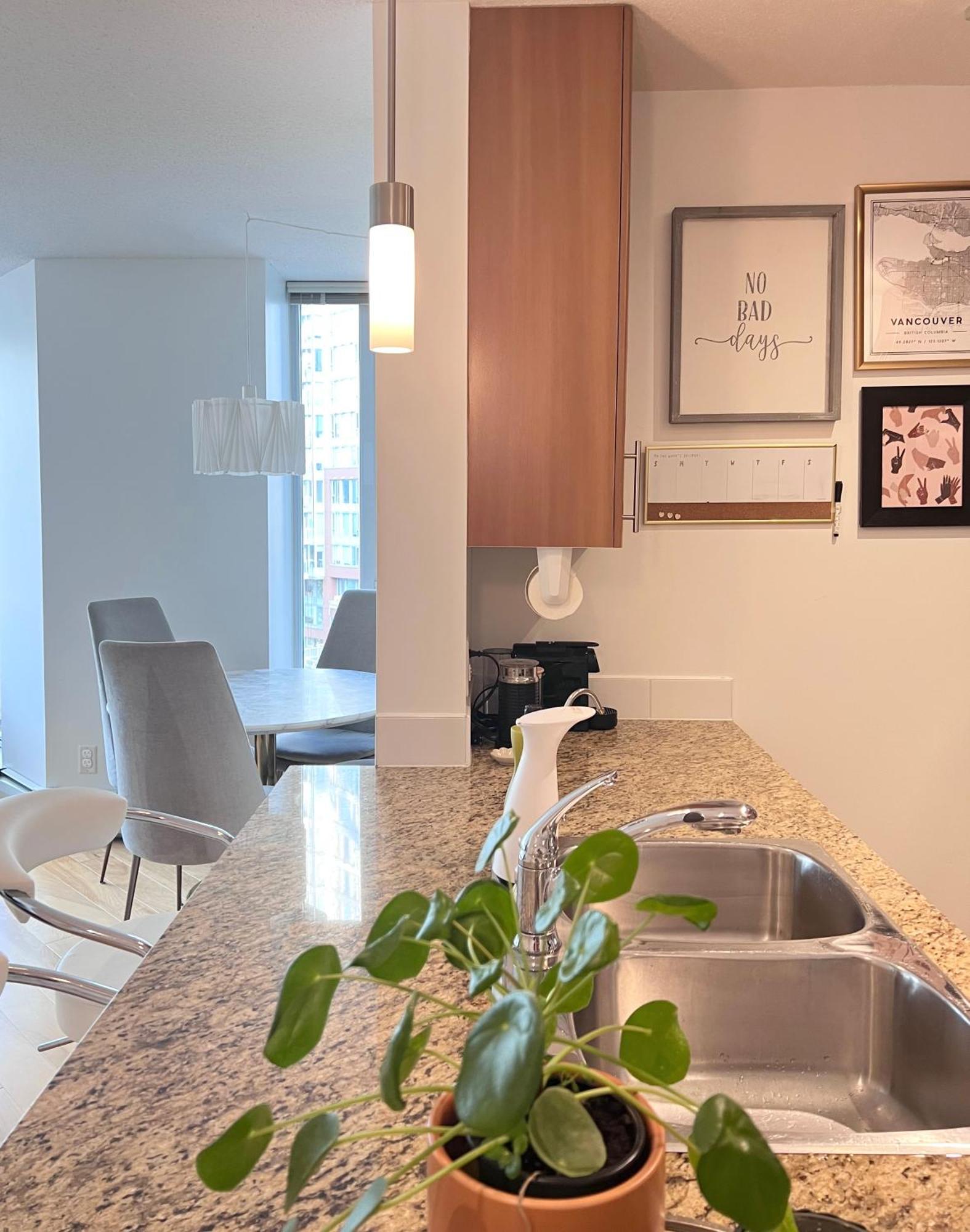 Lovely One-Bedroom Apartment With Pool, Hot Tub, And Gym In The Heart Of Downtown, Skytrain 3Min Away Vancouver Bagian luar foto