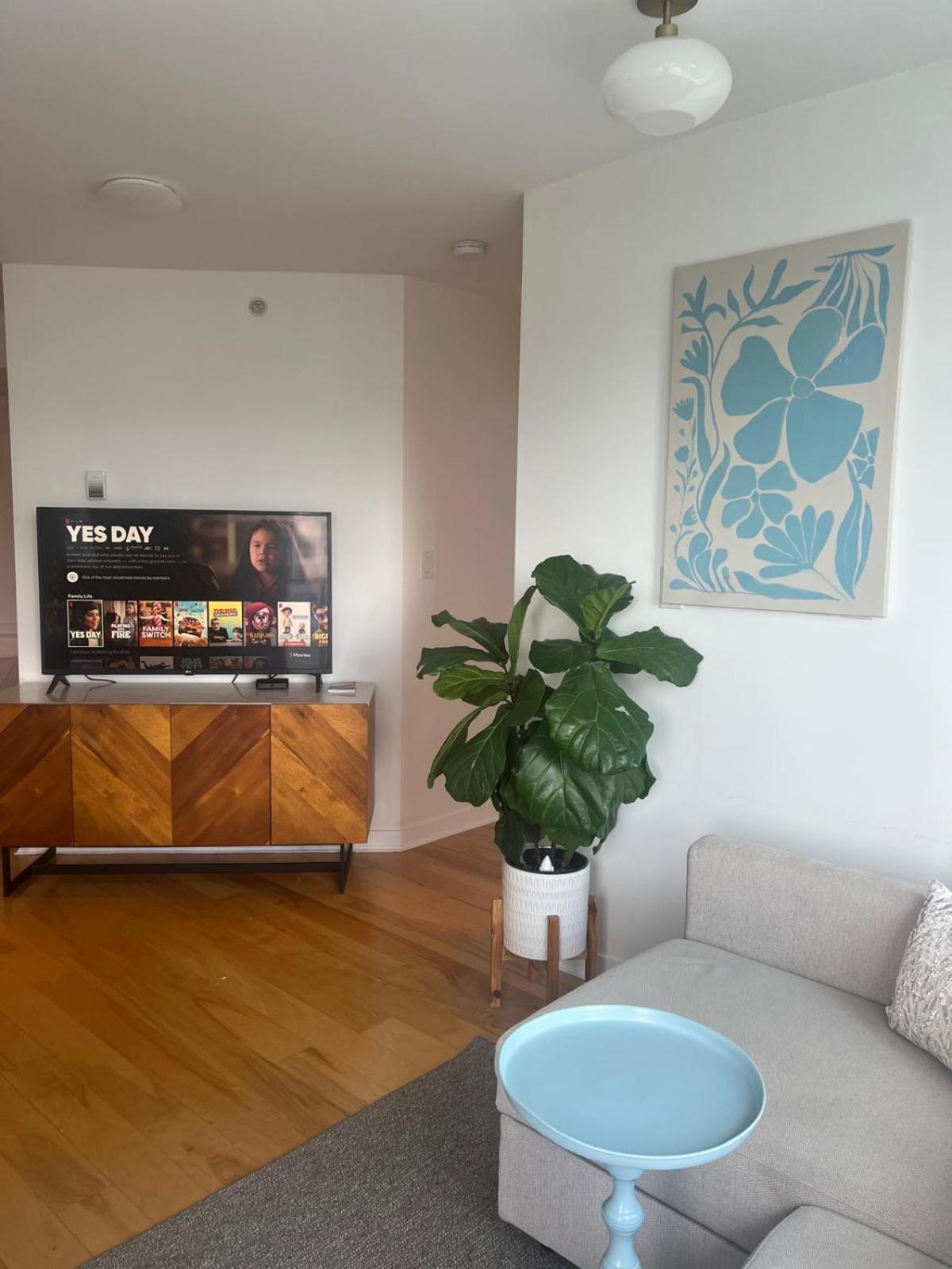 Lovely One-Bedroom Apartment With Pool, Hot Tub, And Gym In The Heart Of Downtown, Skytrain 3Min Away Vancouver Bagian luar foto