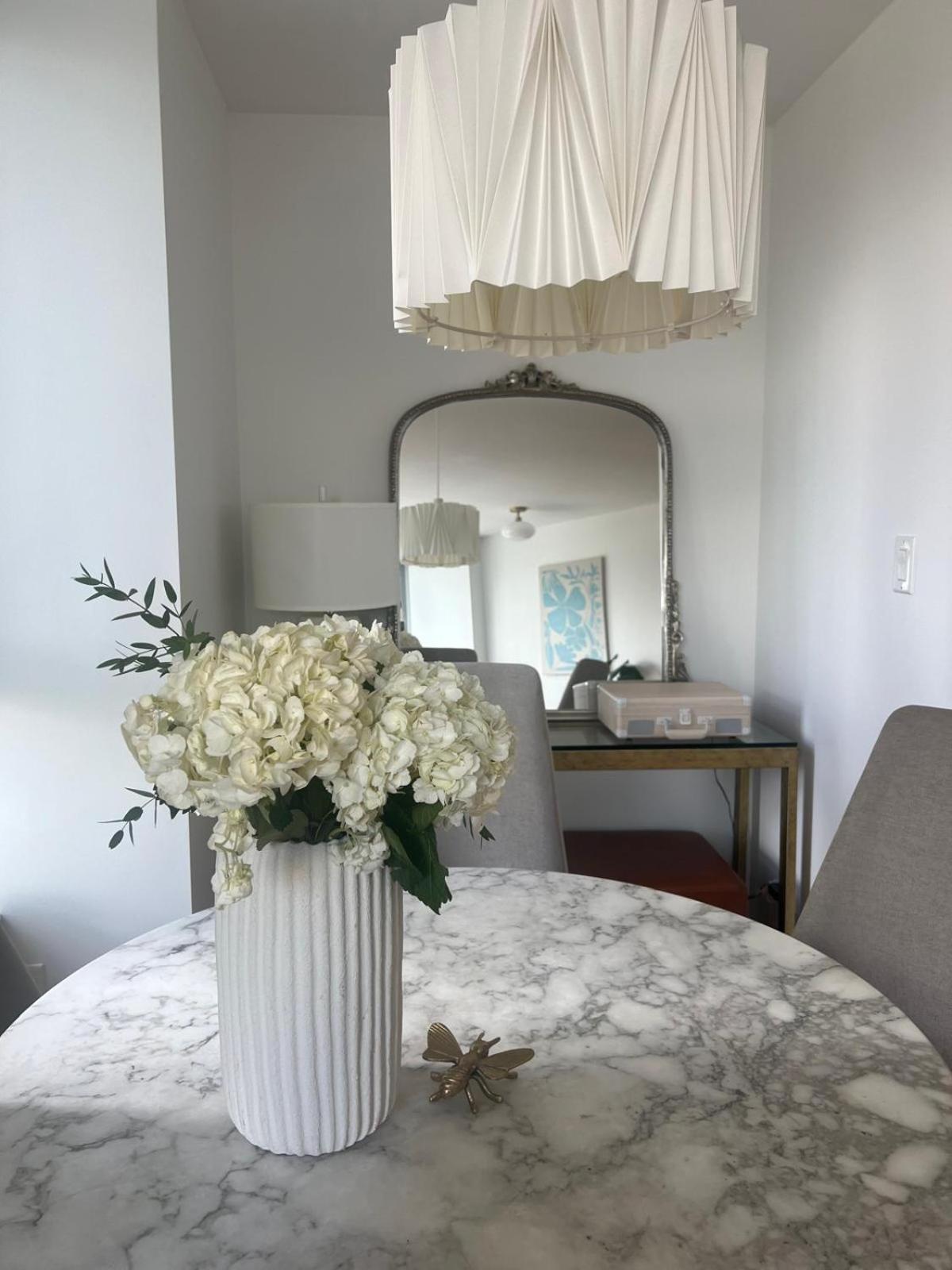 Lovely One-Bedroom Apartment With Pool, Hot Tub, And Gym In The Heart Of Downtown, Skytrain 3Min Away Vancouver Bagian luar foto