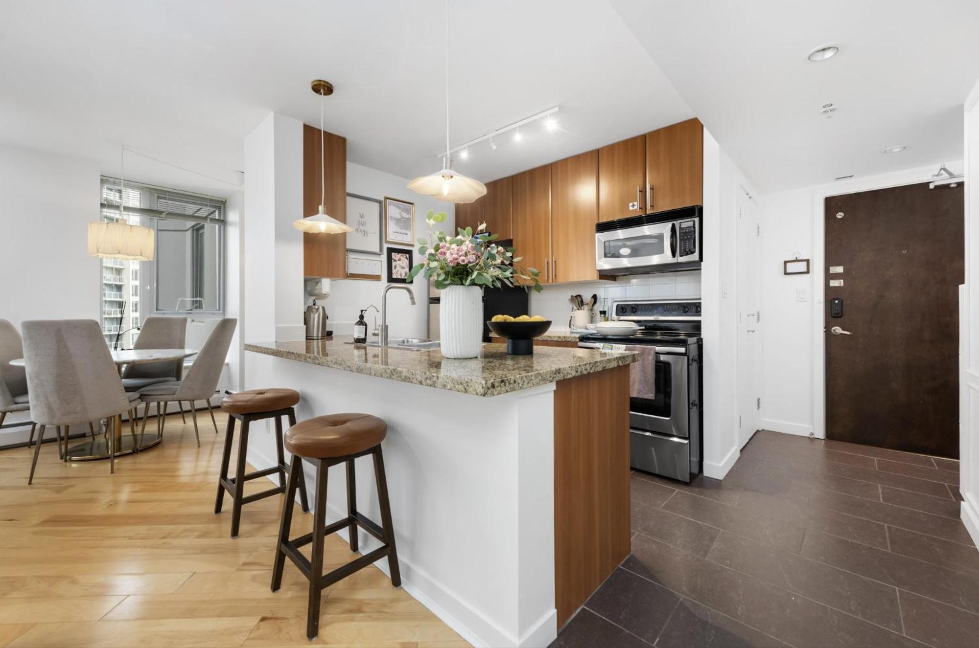 Lovely One-Bedroom Apartment With Pool, Hot Tub, And Gym In The Heart Of Downtown, Skytrain 3Min Away Vancouver Bagian luar foto
