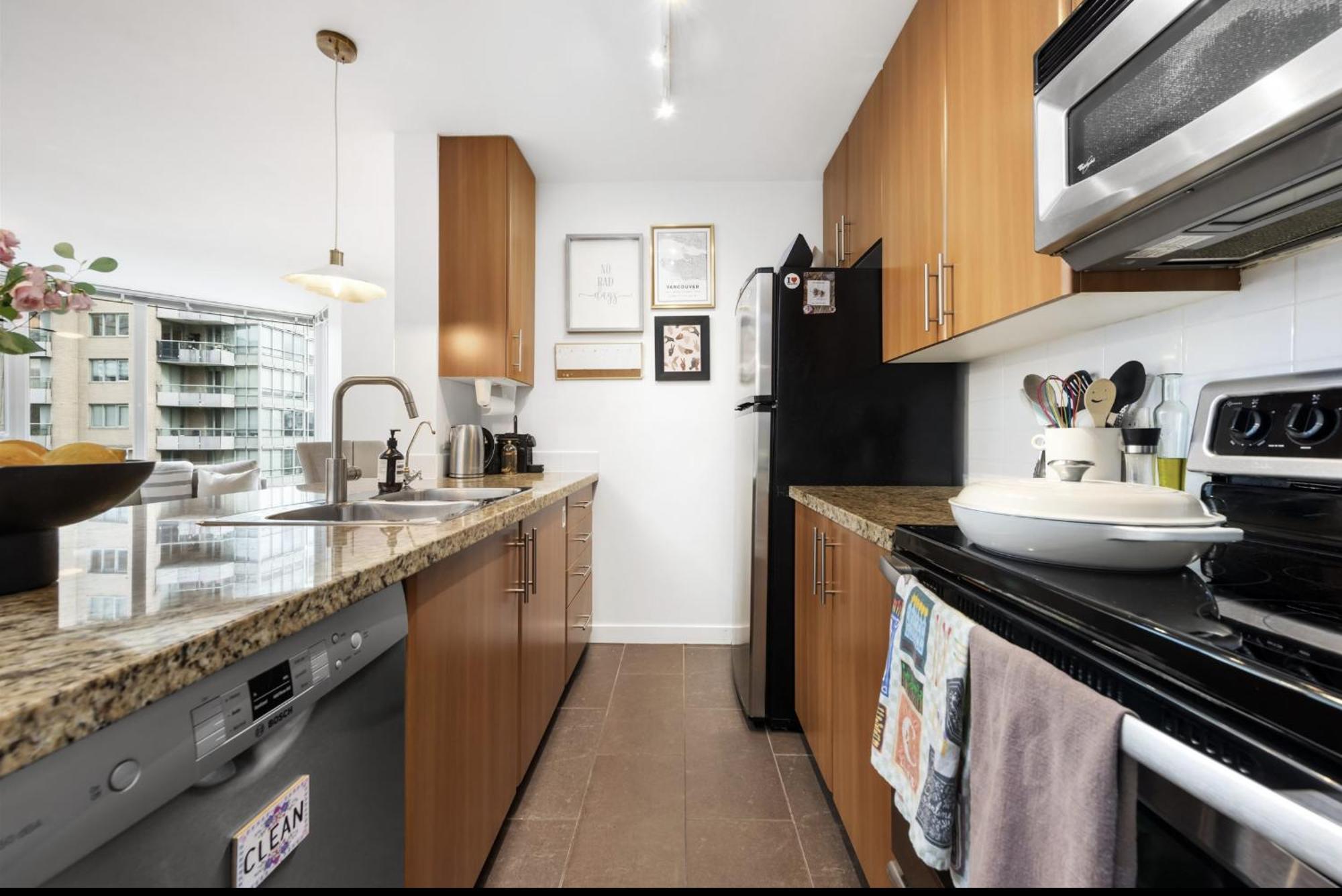 Lovely One-Bedroom Apartment With Pool, Hot Tub, And Gym In The Heart Of Downtown, Skytrain 3Min Away Vancouver Bagian luar foto