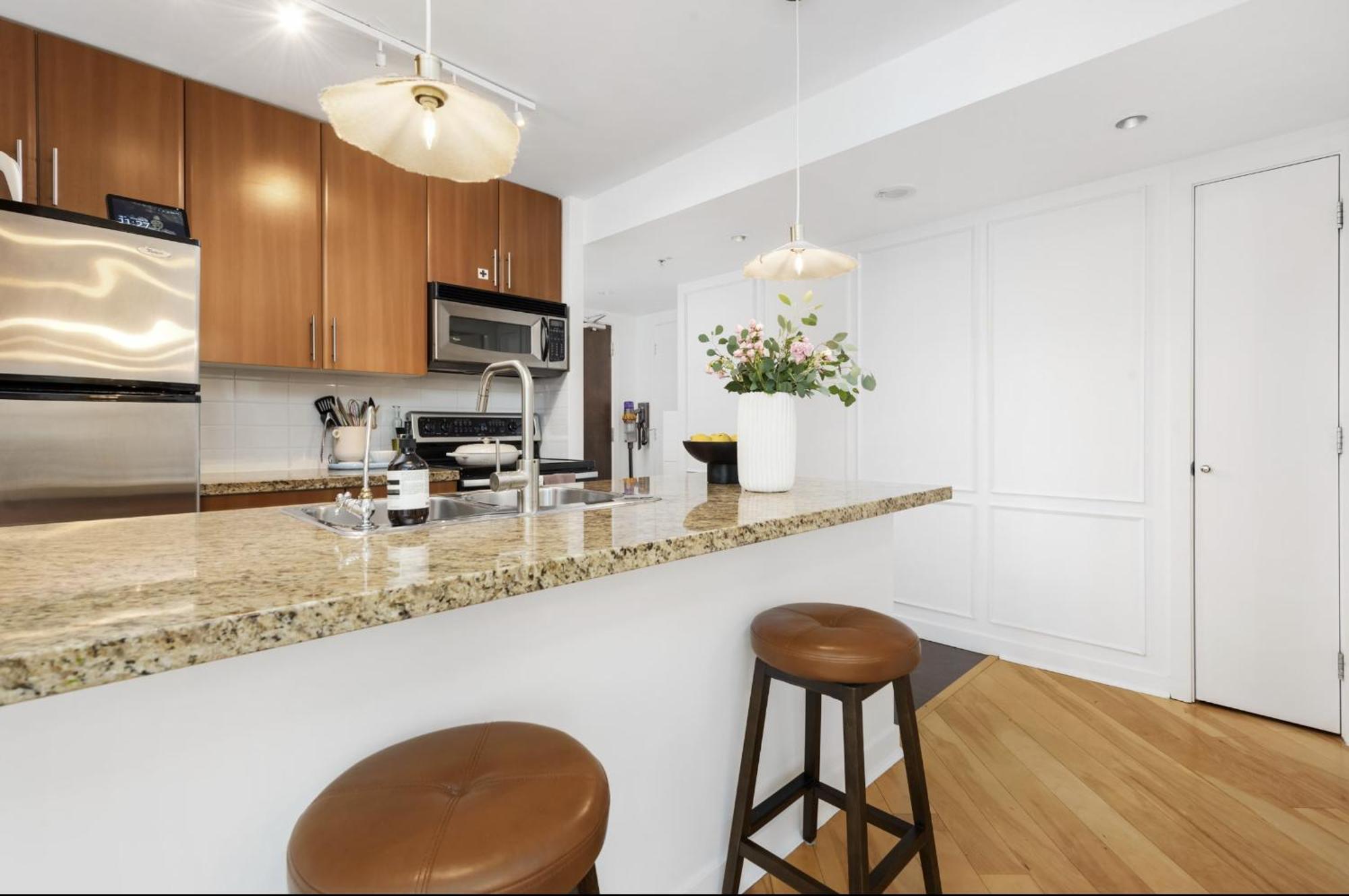 Lovely One-Bedroom Apartment With Pool, Hot Tub, And Gym In The Heart Of Downtown, Skytrain 3Min Away Vancouver Bagian luar foto