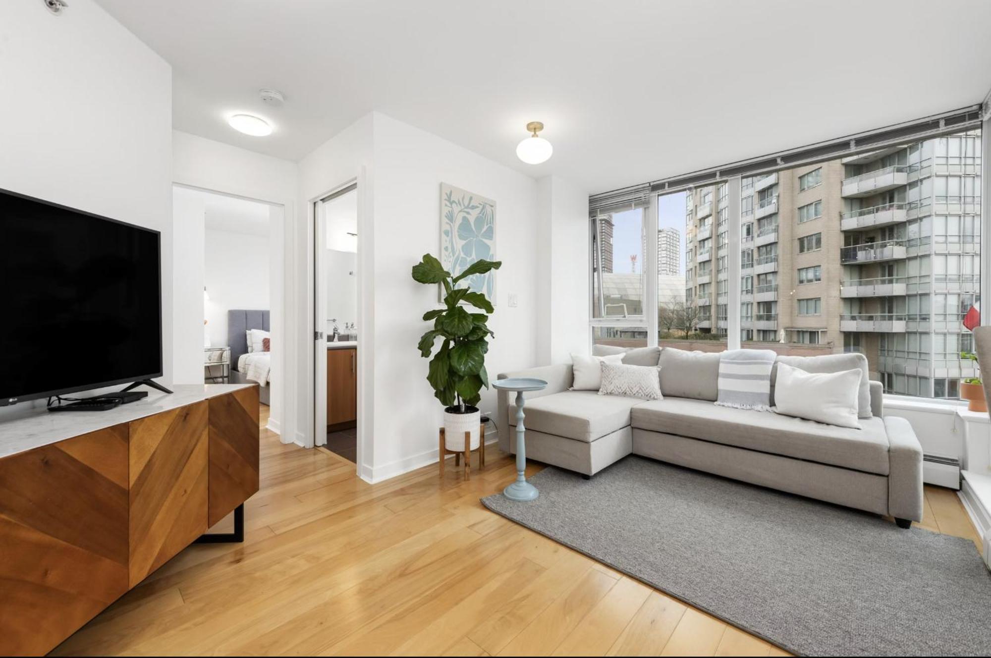 Lovely One-Bedroom Apartment With Pool, Hot Tub, And Gym In The Heart Of Downtown, Skytrain 3Min Away Vancouver Bagian luar foto