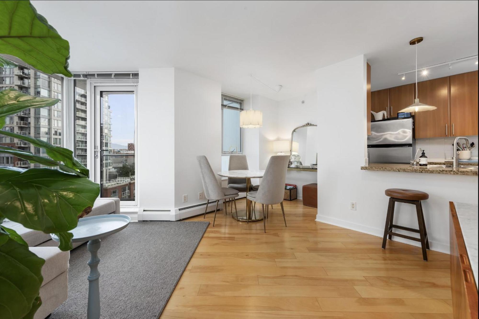 Lovely One-Bedroom Apartment With Pool, Hot Tub, And Gym In The Heart Of Downtown, Skytrain 3Min Away Vancouver Bagian luar foto