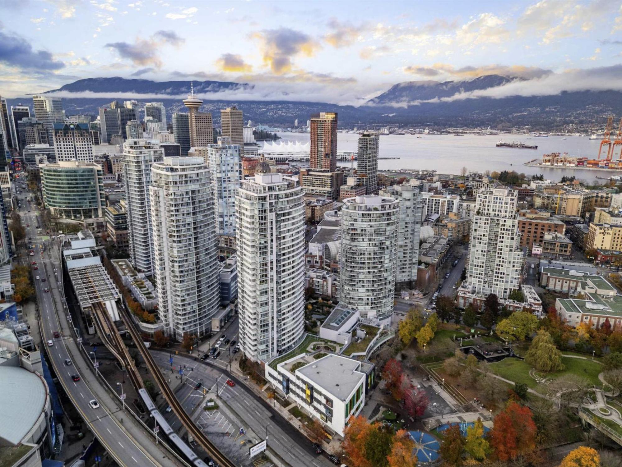 Lovely One-Bedroom Apartment With Pool, Hot Tub, And Gym In The Heart Of Downtown, Skytrain 3Min Away Vancouver Bagian luar foto