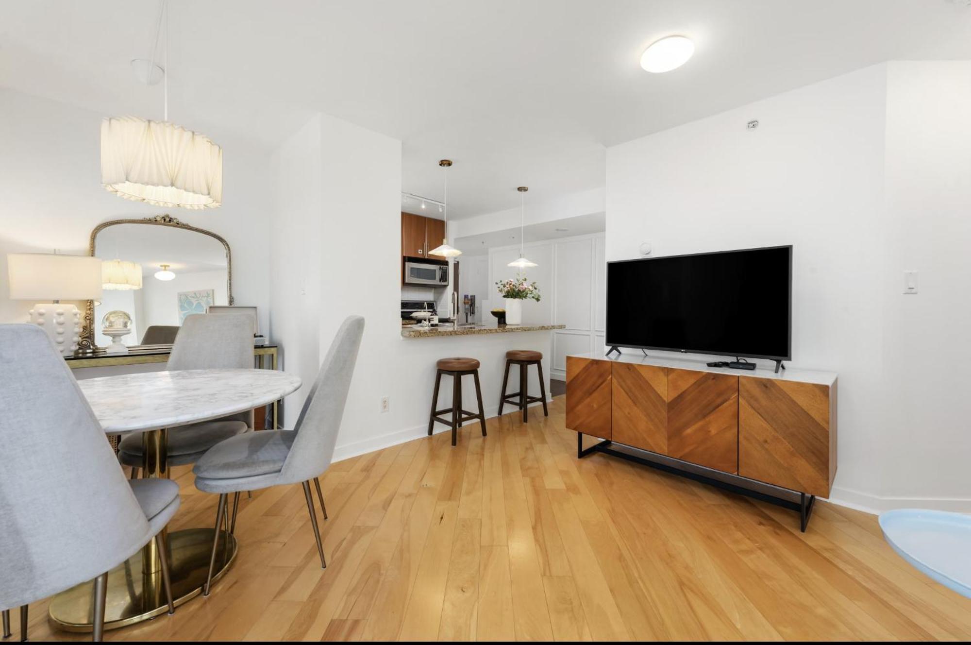 Lovely One-Bedroom Apartment With Pool, Hot Tub, And Gym In The Heart Of Downtown, Skytrain 3Min Away Vancouver Bagian luar foto