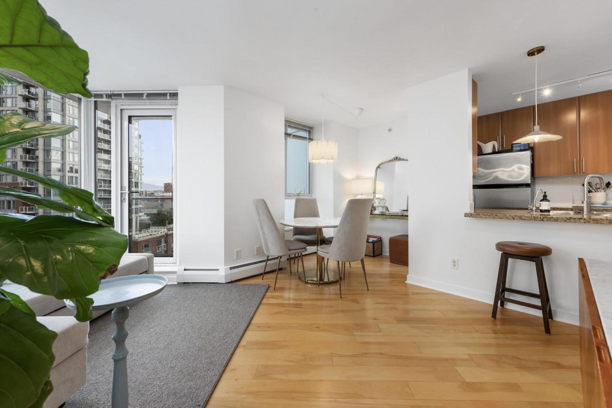 Lovely One-Bedroom Apartment With Pool, Hot Tub, And Gym In The Heart Of Downtown, Skytrain 3Min Away Vancouver Bagian luar foto